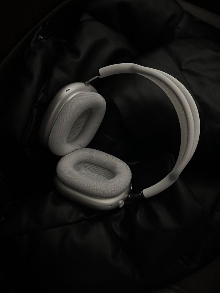 AirPods Max - Headphones Minimalist